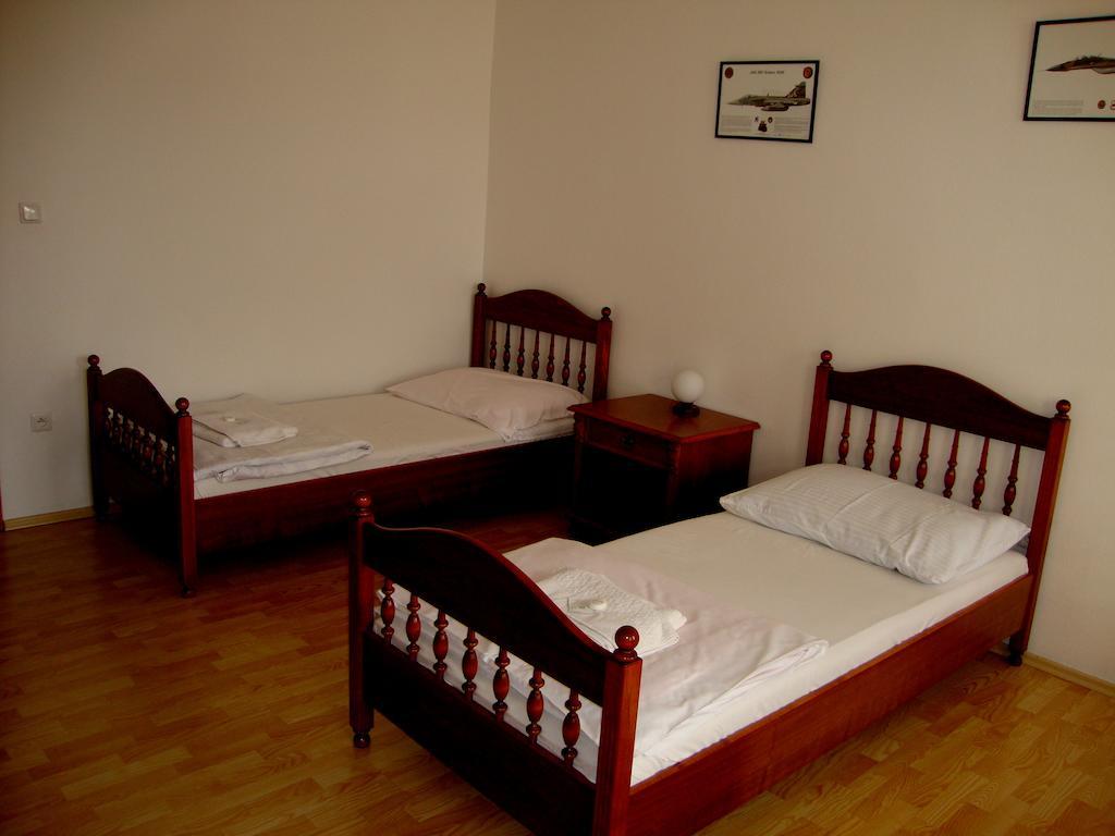 Penzion Aviatik Čáslav Exterior foto